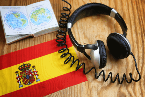 bandeira espanhola, fone de ouvido e agenda que mostra o pais espanhol 