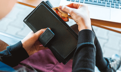 Mulher pegando cartão de crédito em sua bolsa