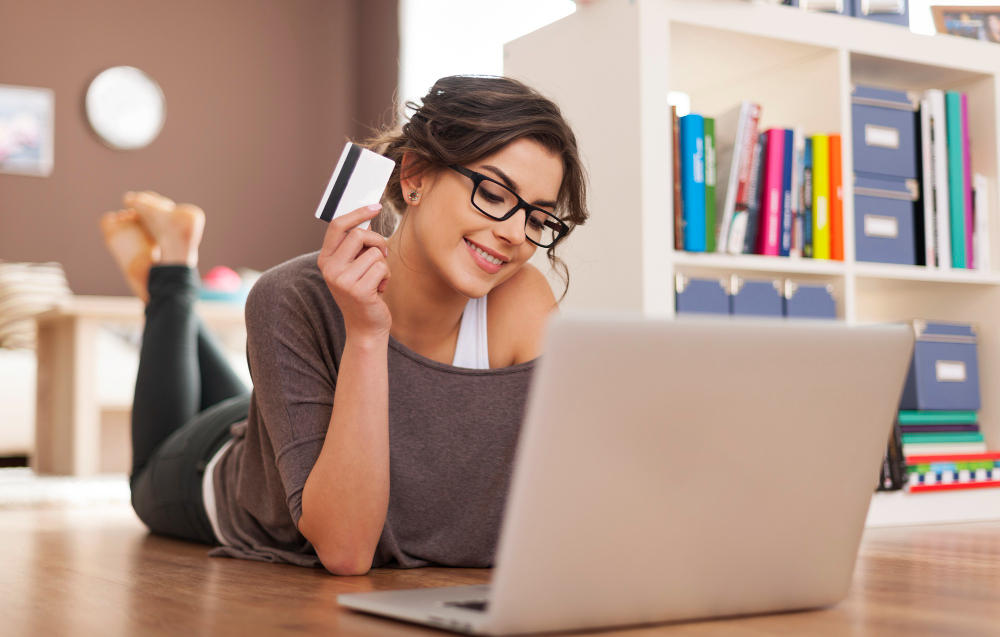 mulher feliz fazendo compras online em casa