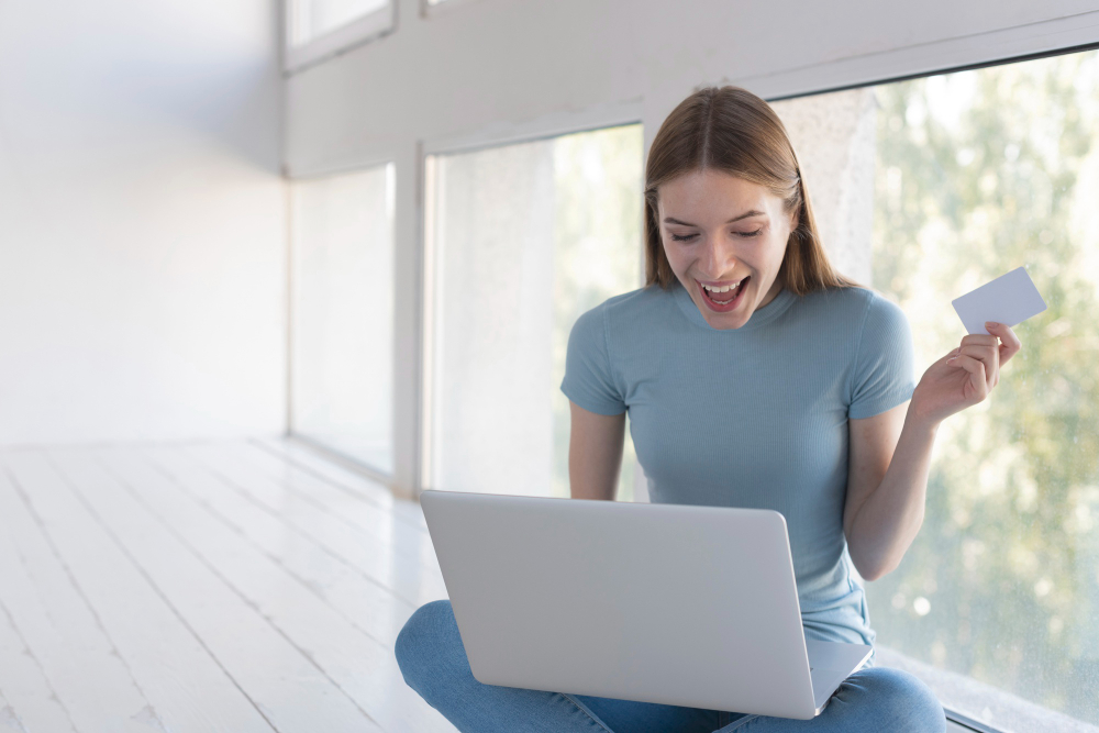 vista frontal mulher feliz descobrindo otimas noticias em seu laptop