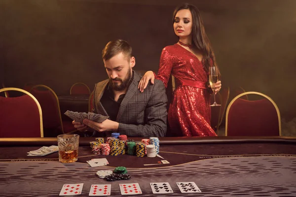 É possível ter boa renda financeira com o jogo do poker online