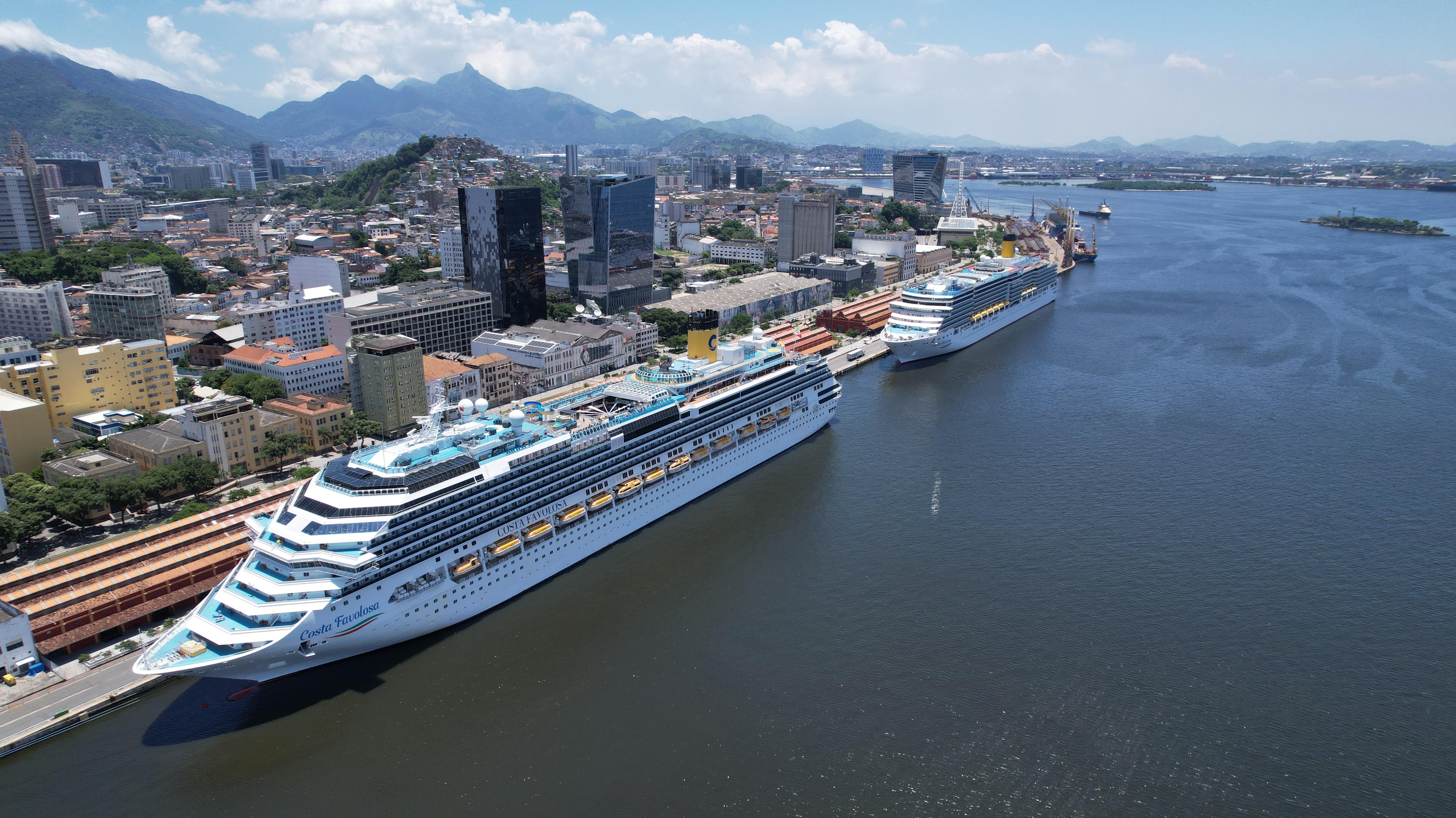 Duas embarcações no Pier Mauá