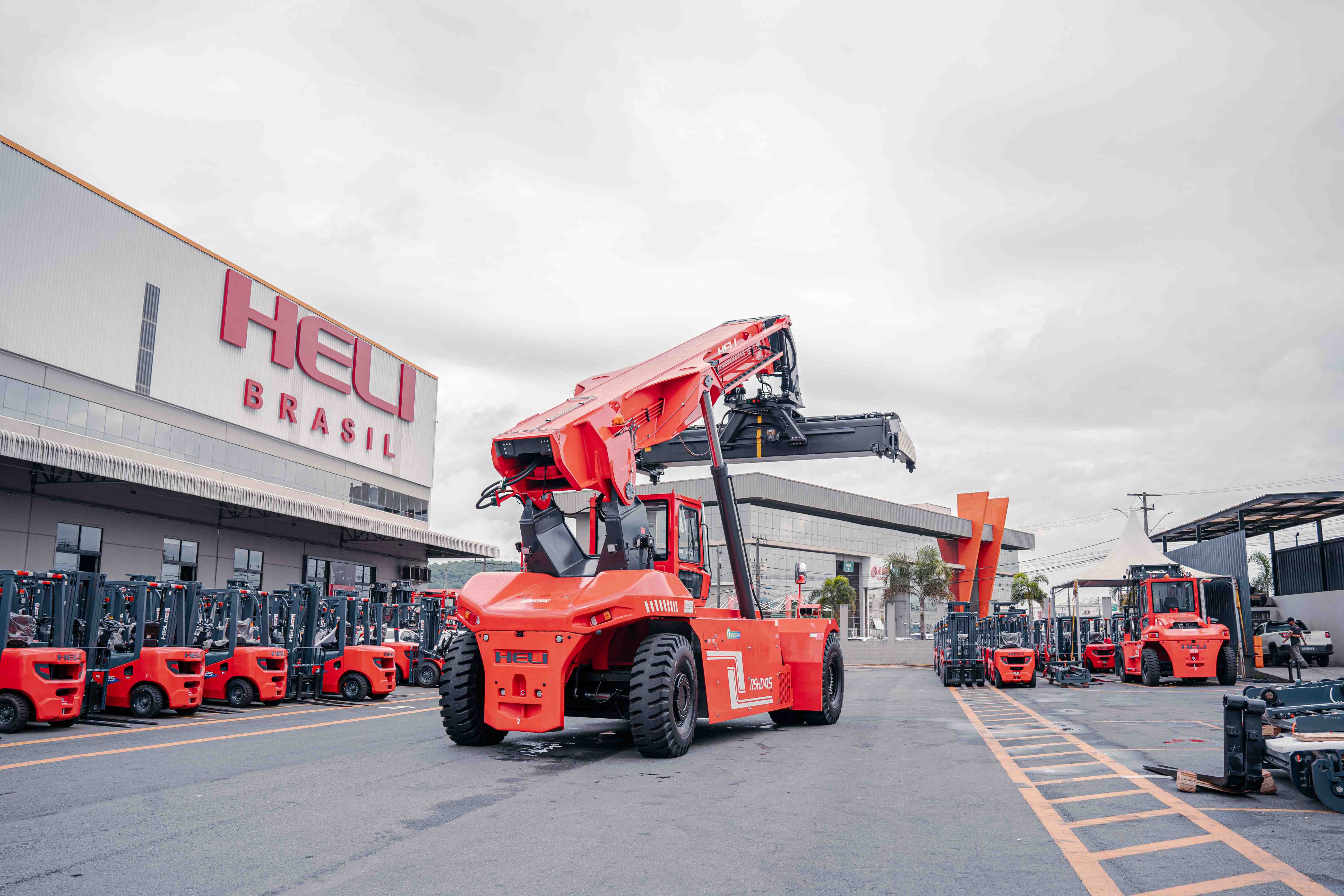 Reach Stacker Elétrico Heli Brasil