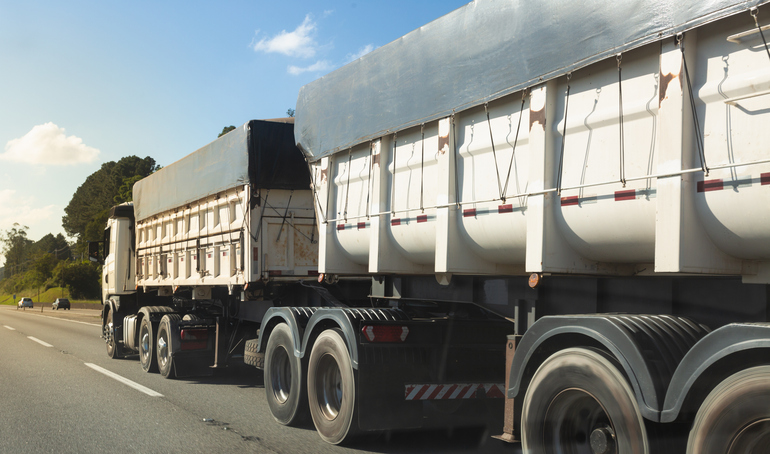 Rodovias continuam liderando o transporte de cargas no Brasil.jpg