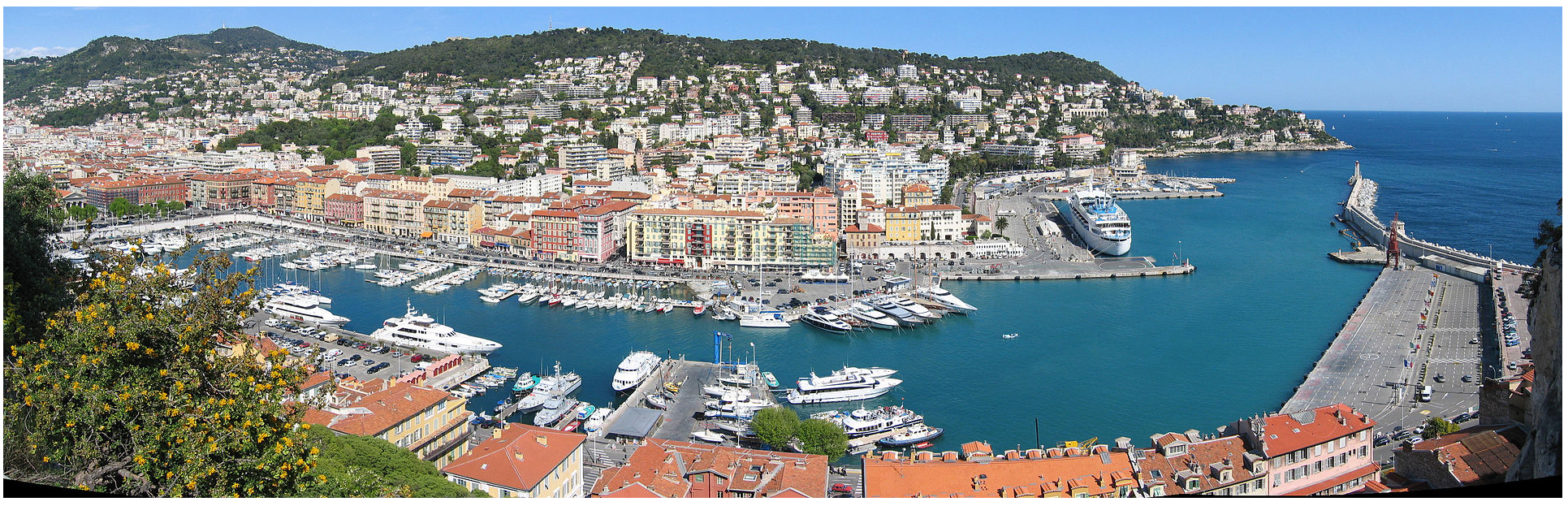 Porto de Nice, visto de perto a partir de uma posição elevada