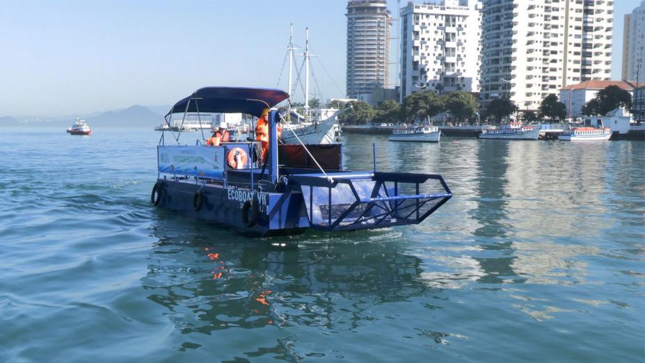 Coleta de lixo flutuante em Santos