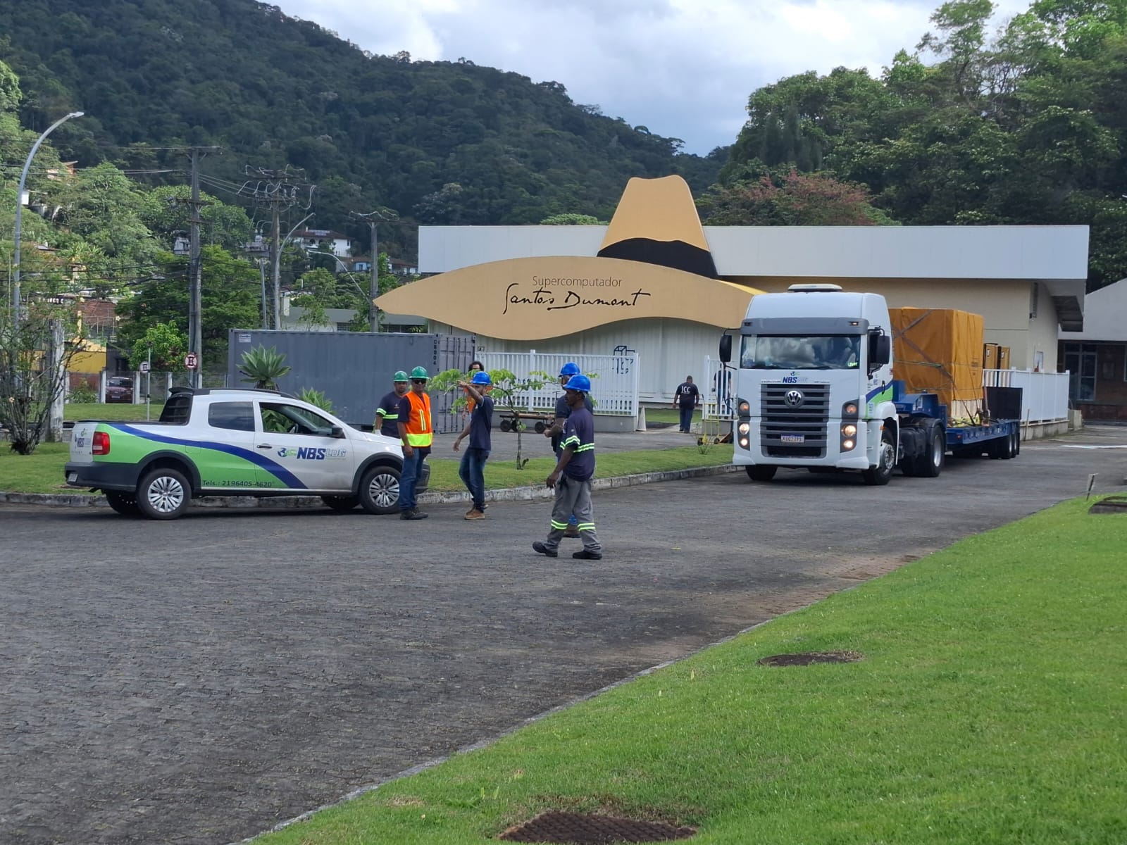 equipamentos chegando ao supercomutador Santos Dumont