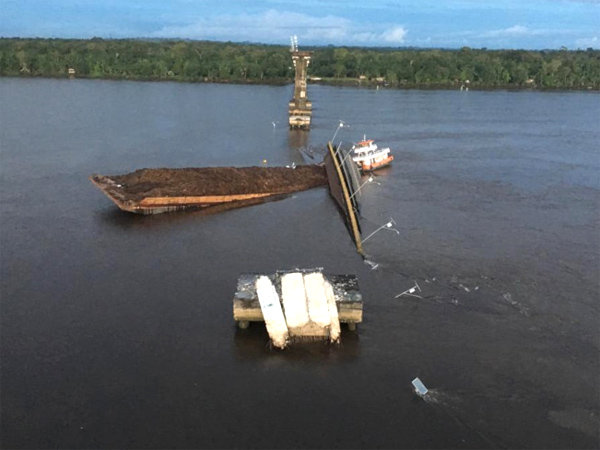 Ponte desaba no Pará após colisão de balsa e interrompe acesso terrestre ao Porto de Vila do Conde