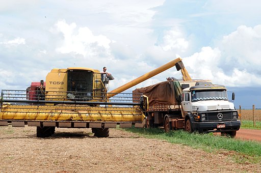 Ronodonópolis, colheitadeira, carregando o caminhão com soja (Roosevelt Pinheiro) 28.mar.09