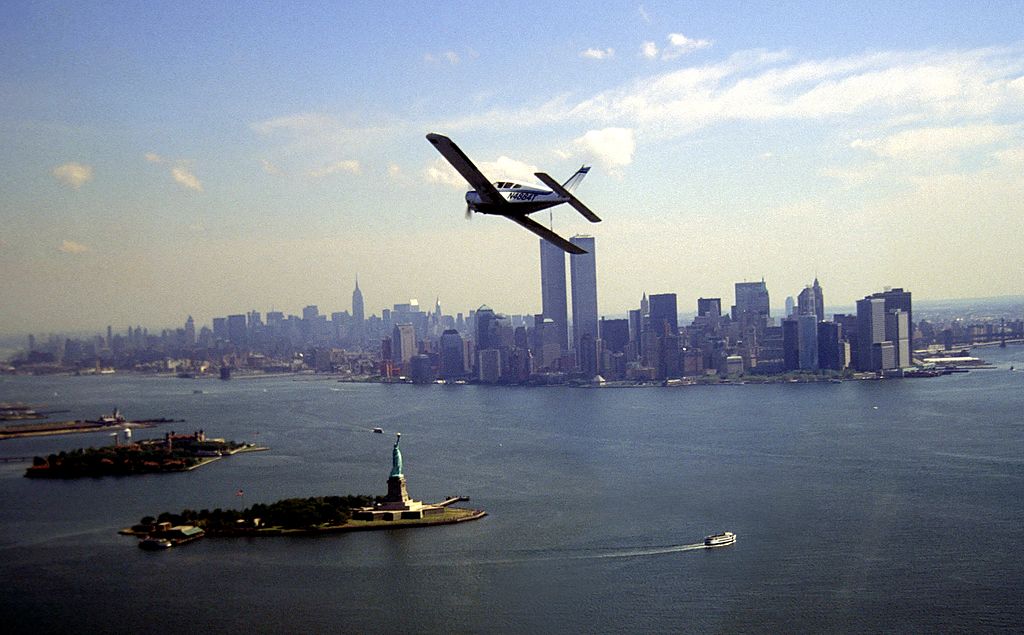 Imagem aera de Nova York, mostrando as águas abrigadas da ilha