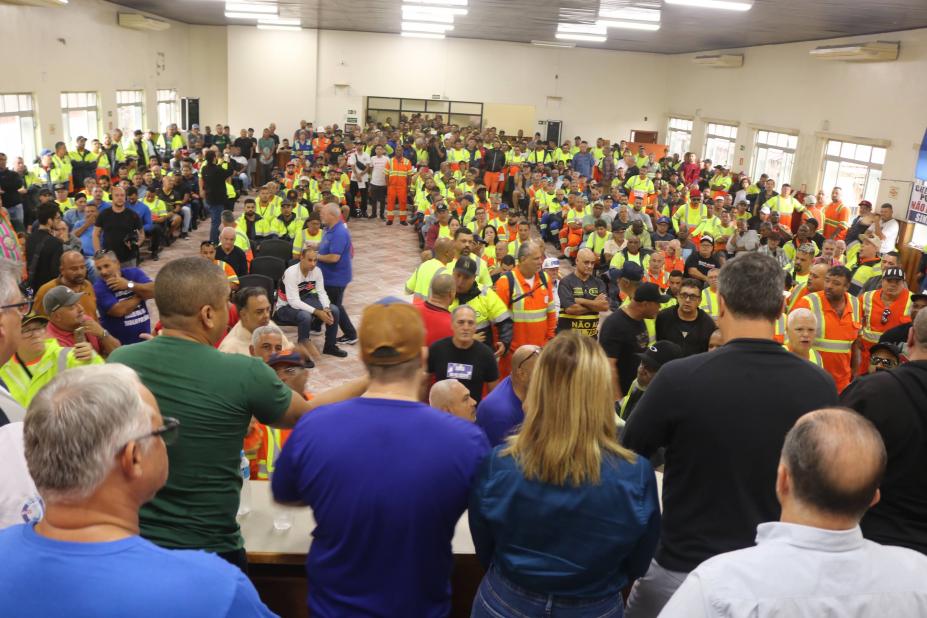 Centenas de trabalhadores acompanham a criação do conselho no Sindaporte