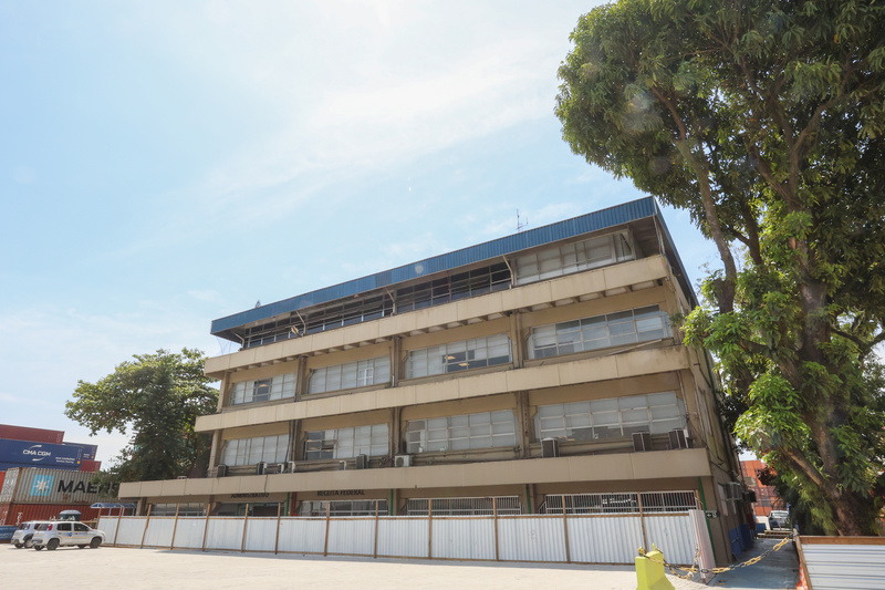 Demolição do prédio administrativo do Tecon Santos